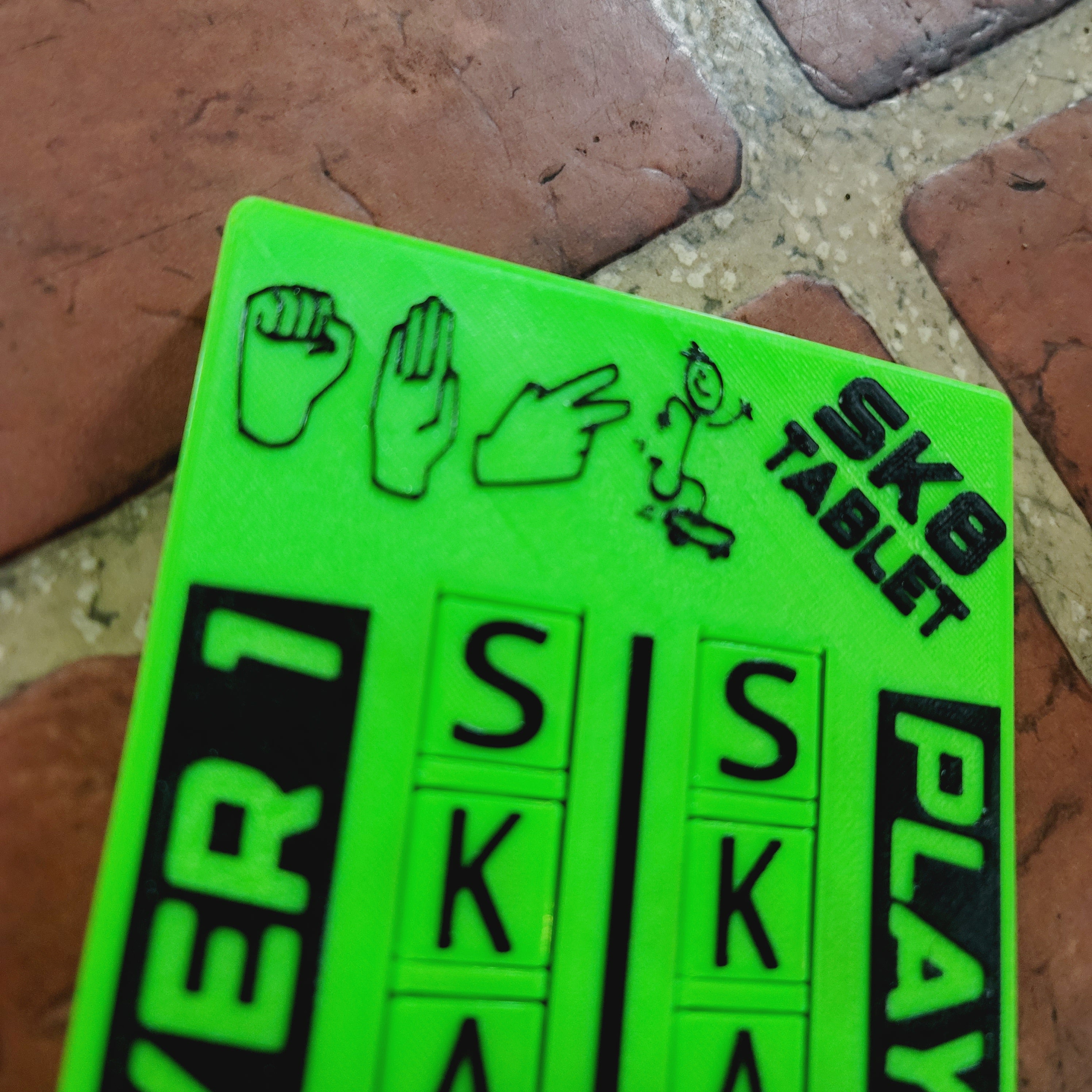 Sk8 Tablet – Pocket Scoreboard for S.K.A.T.E. Game | Skateboard Game Tracker | SKATEBOARD Letters Spinner